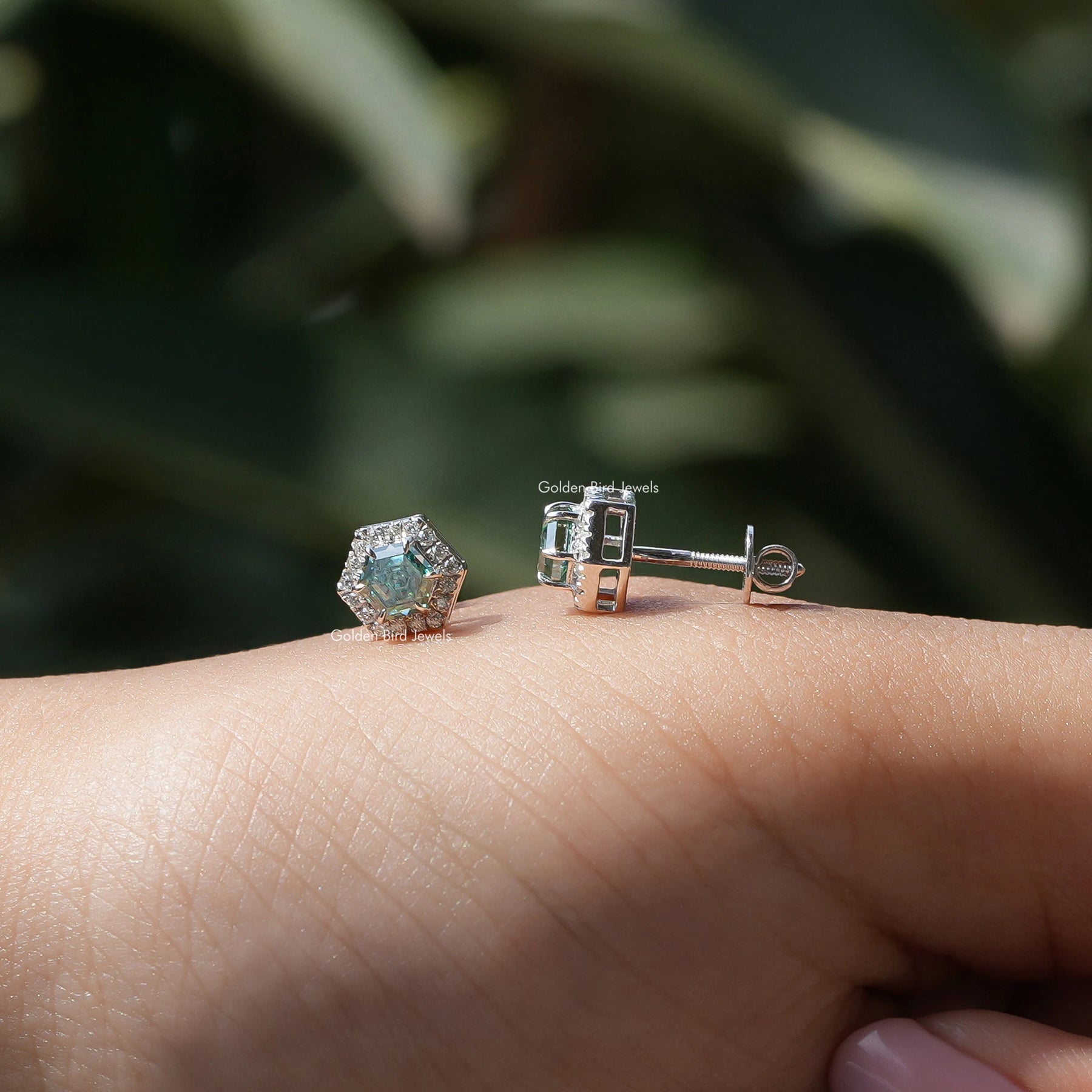 Front and back view Stud earrings in prongs setting 